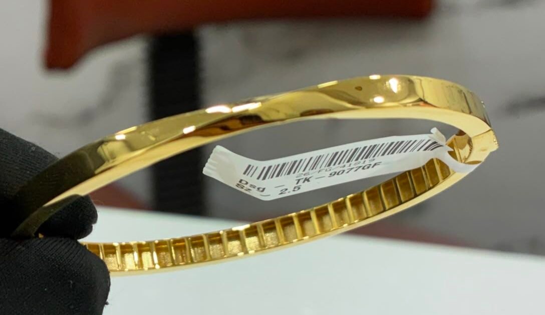 18KT Yellow Gold Sleek Minimalist Bangle