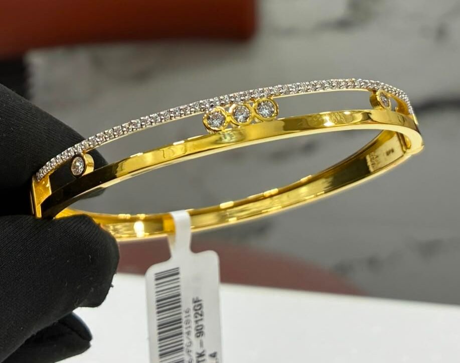 18KT Gold Beveled Surface Oval Bangle